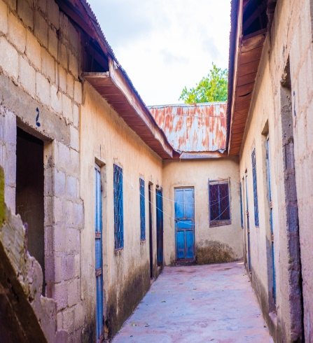 ナイジェリアで第 8 回ワカフ神学校の改修工事