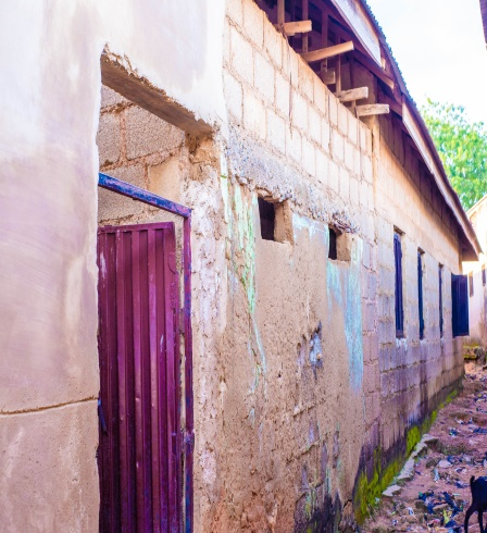 ナイジェリアで第 8 回ワカフ神学校の改修工事