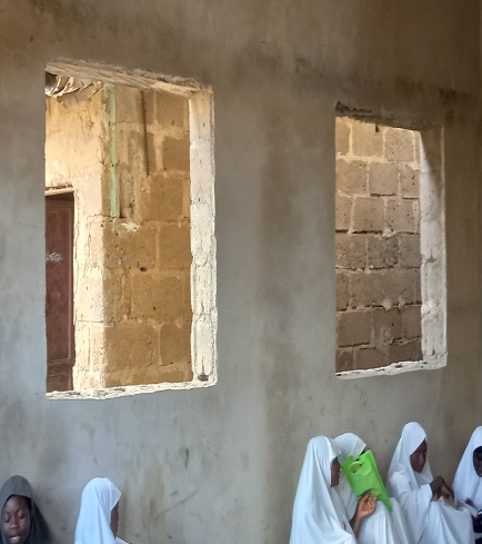 ナイジェリアで第 8 回ワカフ神学校の改修工事