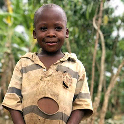 ナイジェリアの子供向けサダカ衣料品