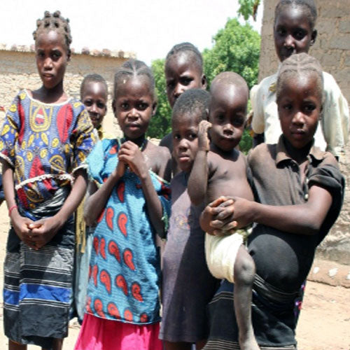 ナイジェリアの子供向けサダカ衣料品