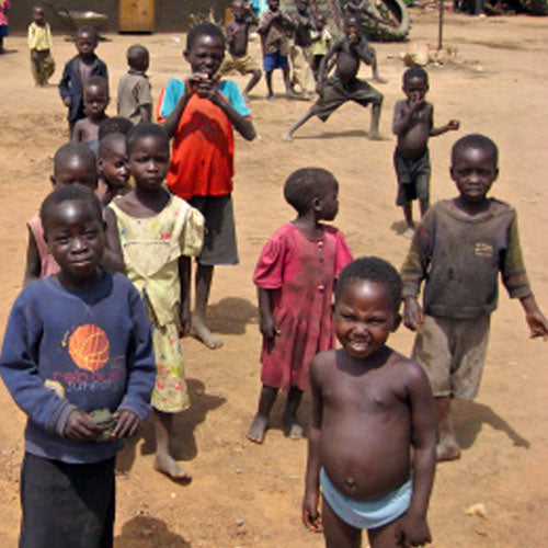 ナイジェリアの子供向けサダカ衣料品