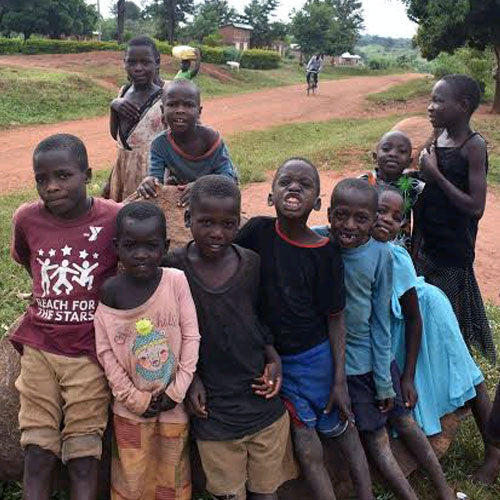 ナイジェリアの子供向けサダカ衣料品