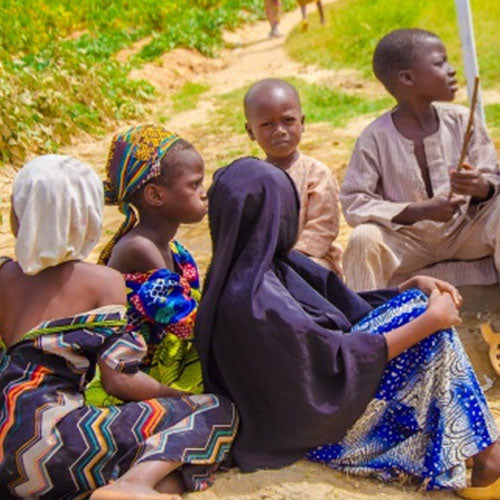 ナイジェリアの子供向けサダカ衣料品