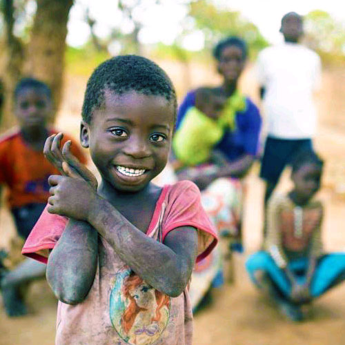 ナイジェリアの子供向けサダカ衣料品