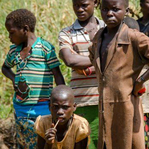 ナイジェリアの子供向けサダカ衣料品