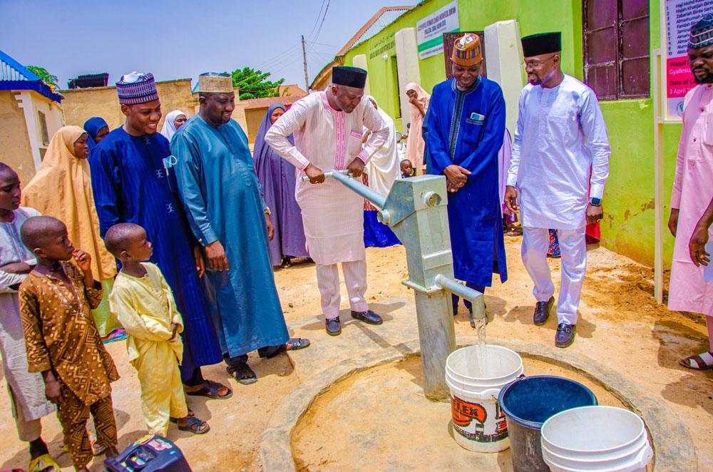 Waqaf ハンドポンプ ボアホール (Telaga Air)