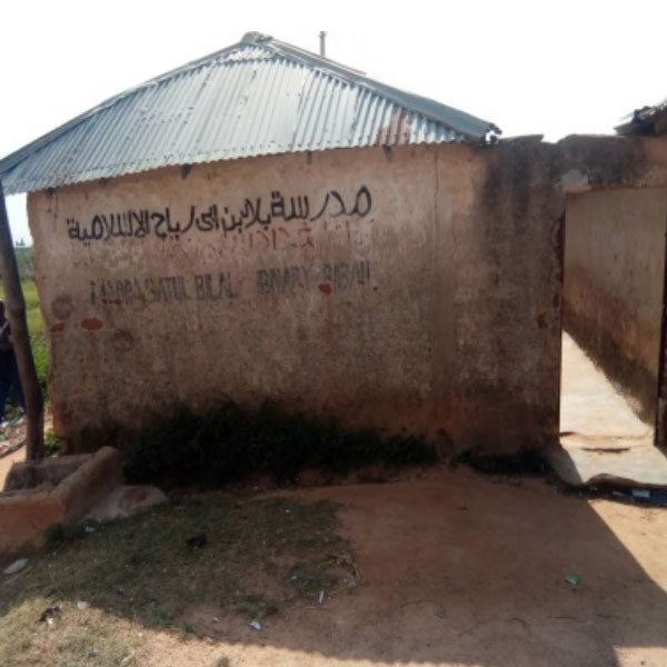 ナイジェリアで第 3 回ワカフ神学校の改修工事