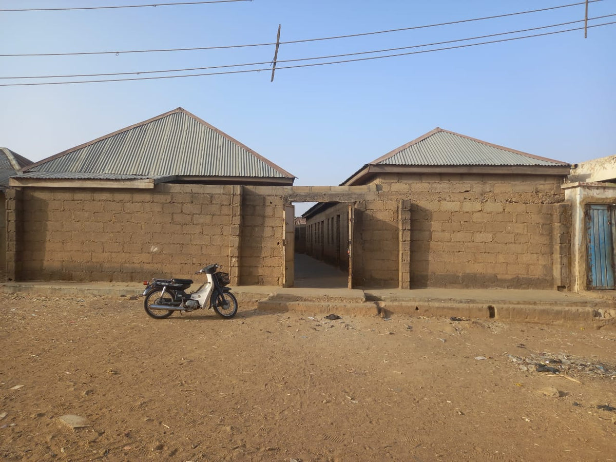 ナイジェリアで第 4 回ワカフ神学校の改修工事