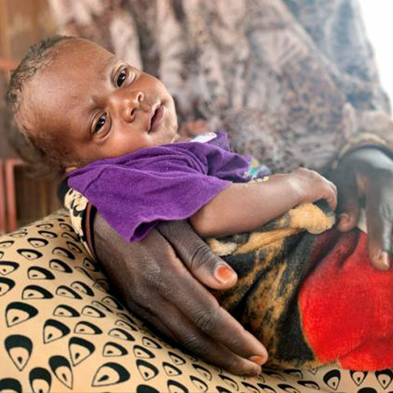 サダカ - ナイジェリアの赤ちゃんに餌をやる